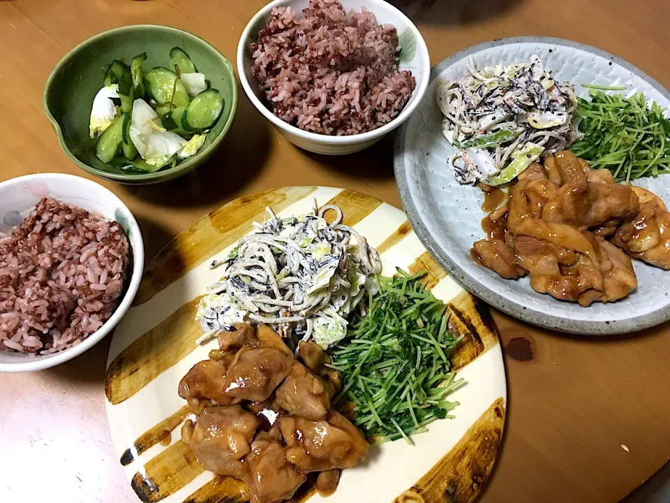 3/4晩ごはん 照り焼きチキン ひじきのスパサラダ 赤米ご飯 お漬物 新作❗️豆苗のジンジャーバターソテー。これ、うまうま(*´ڡ`●)|さくたえさん