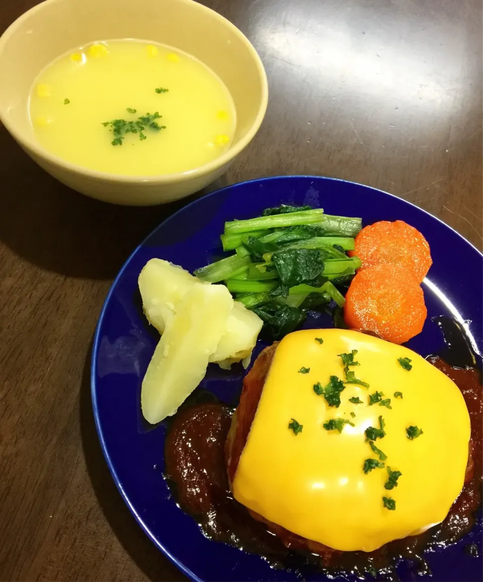 Snapdishの料理写真:チーズハンバーグ&付け合わせ＆コーンスープ|み〜さん