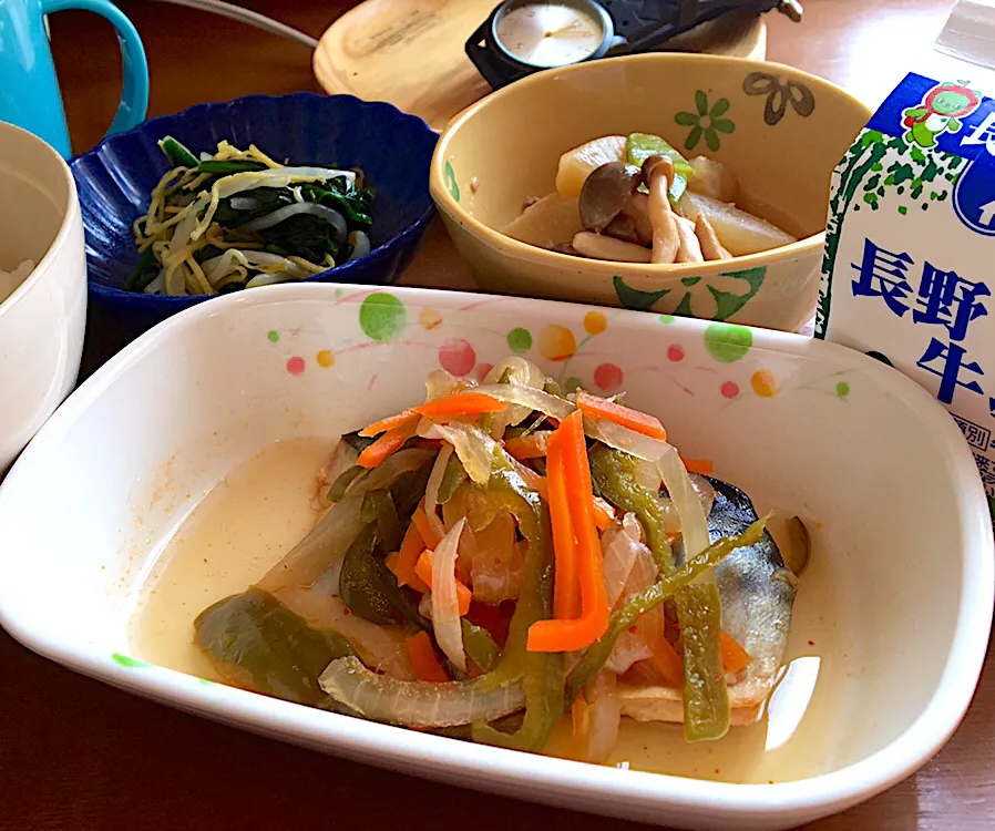 アル中病棟の昼ごはん☀️☀️☀️
ごはん🍚  鯖の南蛮酢🐟  大根の煮付け  ごま油和え  牛乳🥛|ぽんたさん