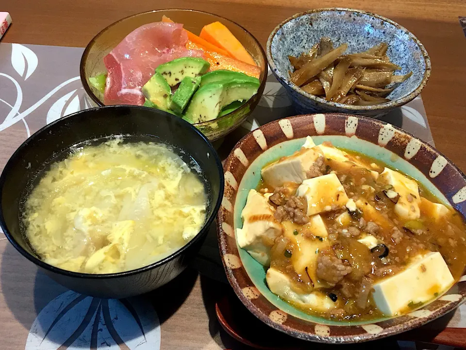 晩御飯
麻婆豆腐、ワンタン卵スープ！茹でキャベツとアボカドと生ハムと人参酢漬けサラダ、きんぴらごぼう|かよちゃんさん