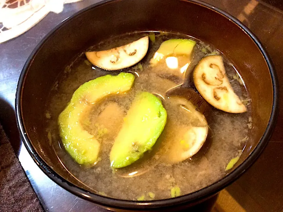 これはビックリ‼️（笑）
アボガドと茄子のお味噌汁🍆🥑😋|アライさんさん