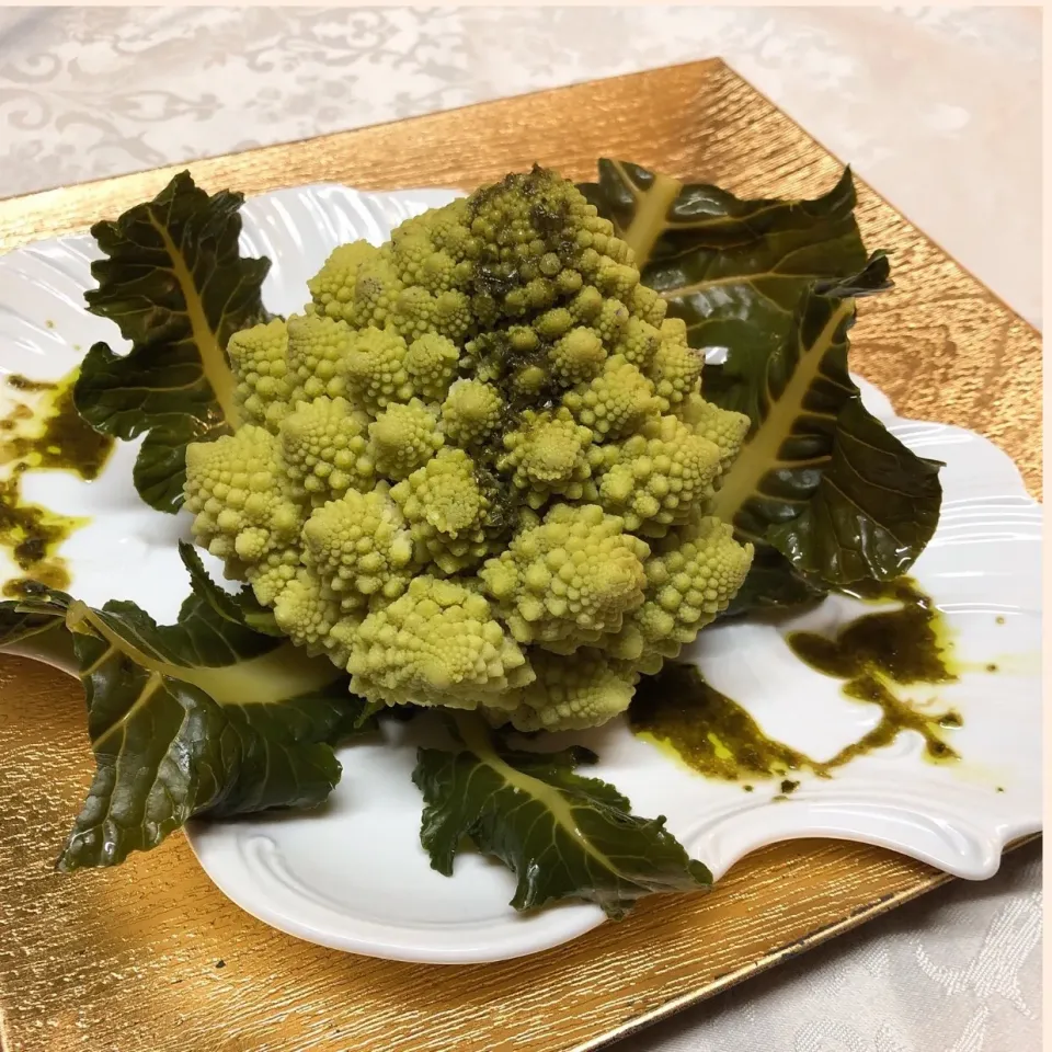 Snapdishの料理写真:ロマネスコ 姿茹で🥦|henryさん