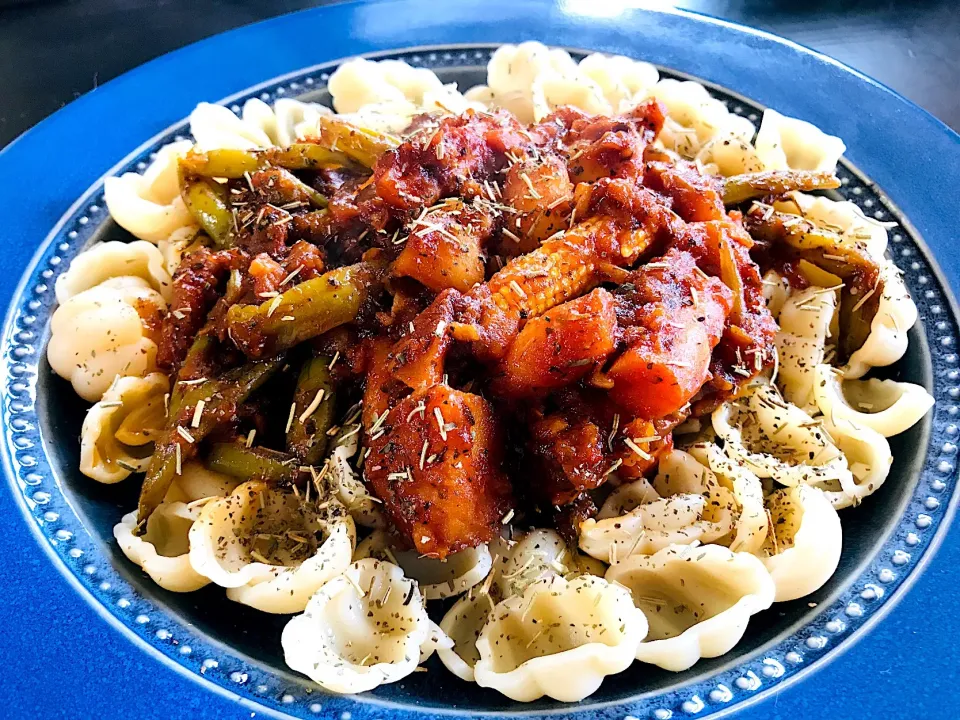 Arrabbiata sauce pasta with carrots, beans, butternut, baby corn, onion, baby potatoes, chili with herbs, honey and coconut oil|Sergio Lacuevaさん