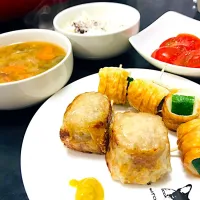 焼きシュウマイ✨
キュウリの竹輪巻き🥒
トマトスライス🍅砂糖かけ
野菜の味噌汁🥦|ぶっちゃるんさん