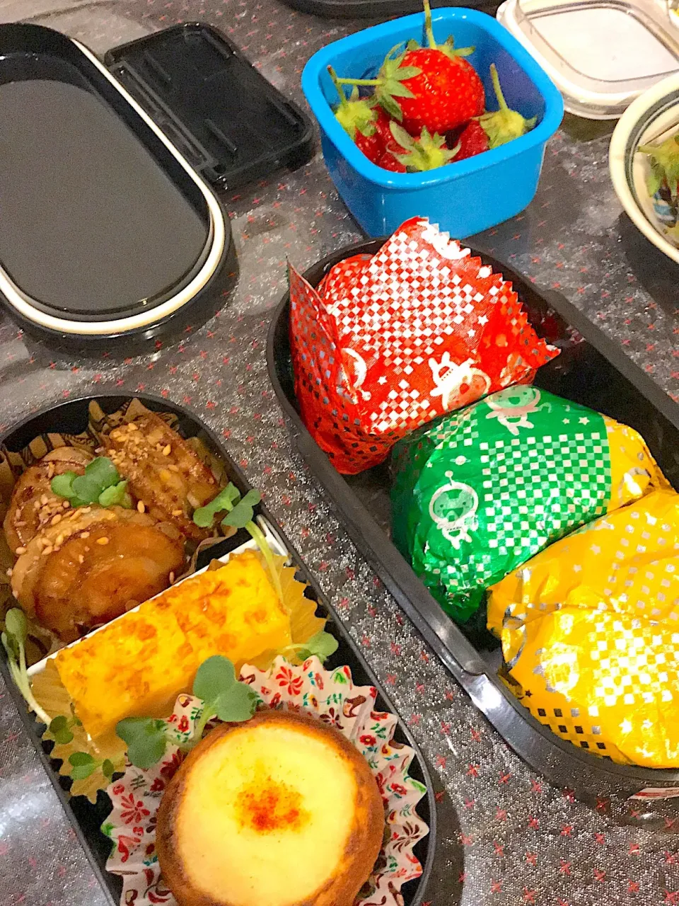 Snapdishの料理写真:子供のお弁当🍱🍙  エビのパングラタン  ホタテの醤油バター焼き  出し巻き卵  苺🍓  焼き鮭のおにぎり🍙|ch＊K*∀o(^^*)♪さん