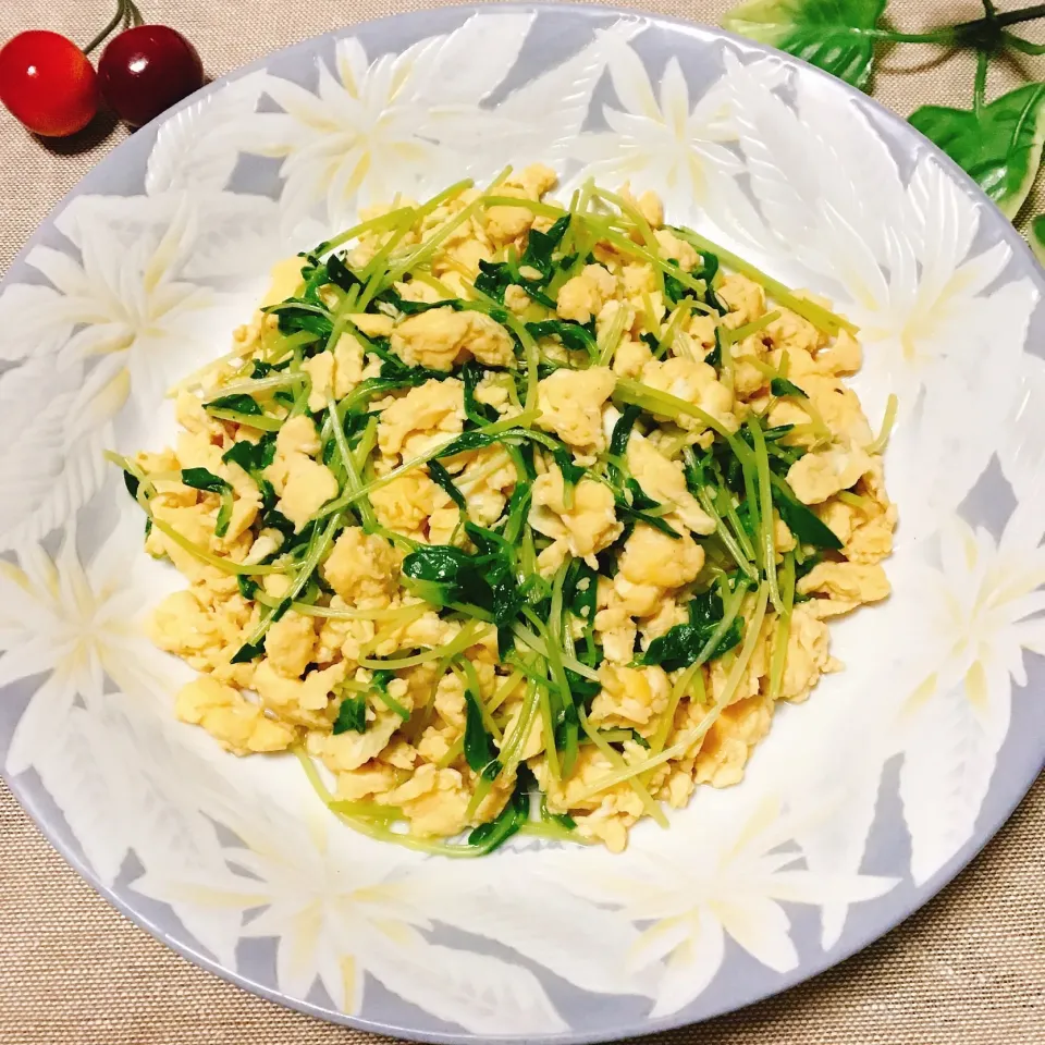 山本真希さんの料理 ふわふわ玉子とシャキシャキ豆苗の味ぽん炒め|さくらんぼさん