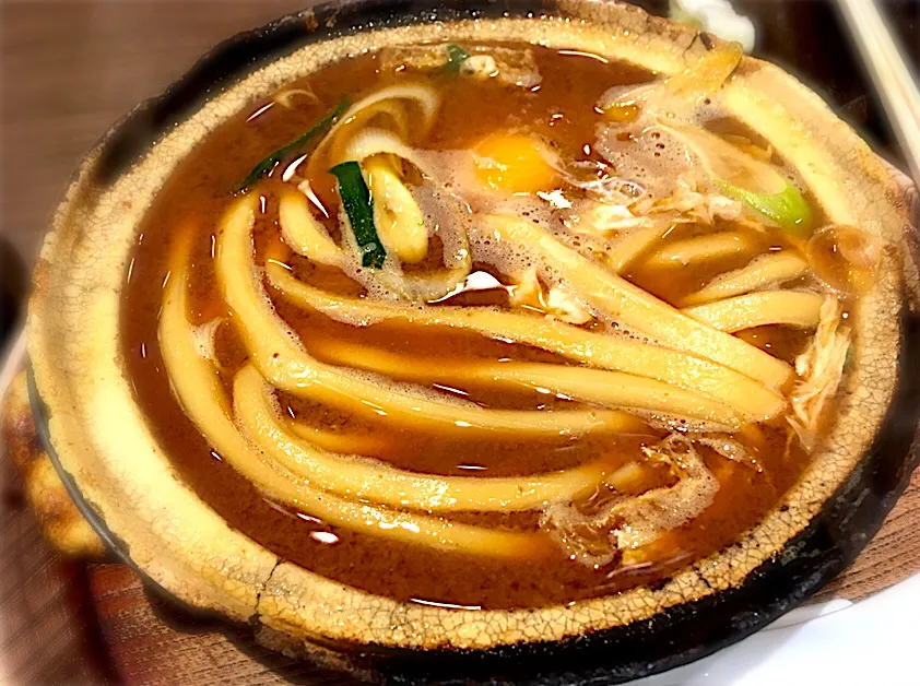 味噌煮込みうどん 〜 名駅地下で昼食。山本屋の味噌煮込みうどんがお初の同行者が「腰があるねぇ…」とつぶやいてましたが、腰があるのではなく「固いんだよね。ただ単に…」と修正を入れときました(^o^)/|リフルシャッフルさん