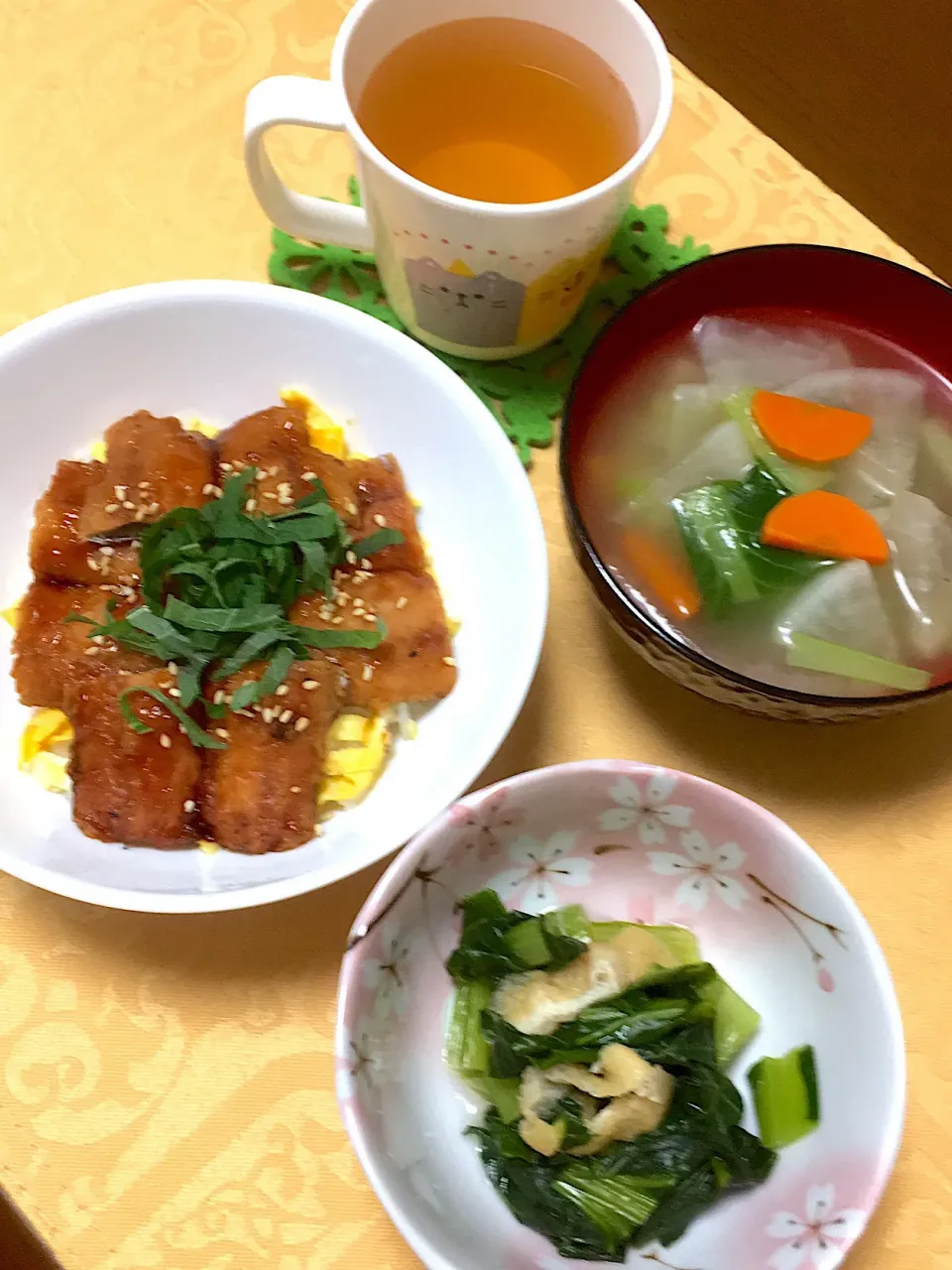 さんまの蒲焼き丼♪小松菜とお揚げの煮浸し♪根菜汁♪|ちぃさん