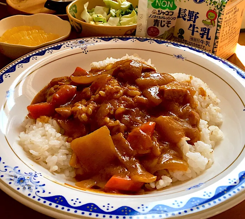 アル中病棟の昼ごはん☀️☀️🔆
チキンカレー🐔🍛  カラフルサラダ🥗  パイナップル🍍  牛乳🥛|ぽんたさん