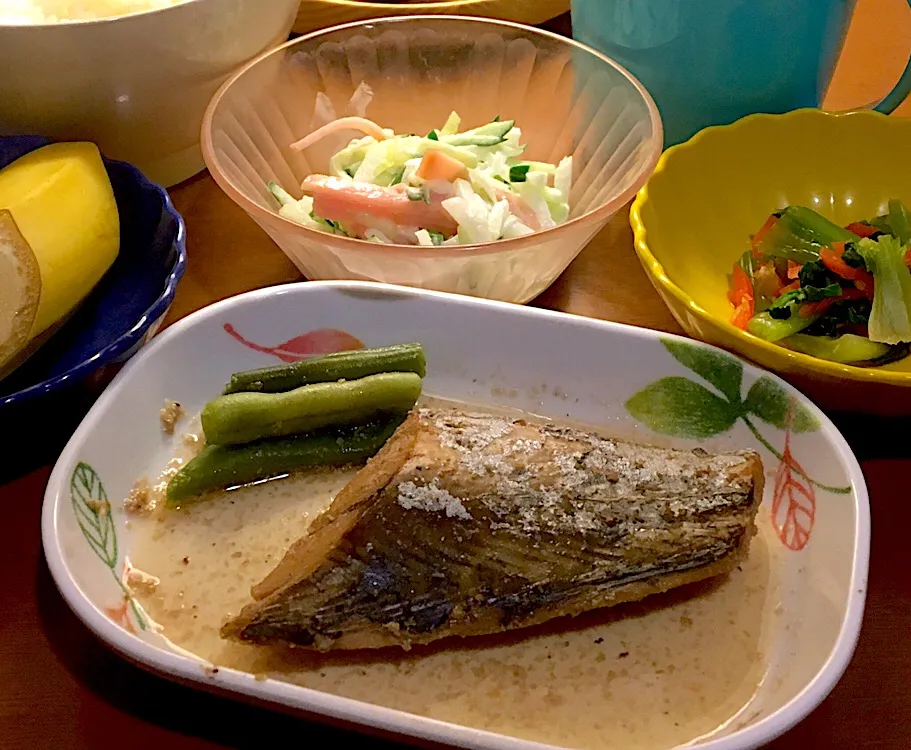 アル中病棟の晩ごはん⭐️⭐️🔆
ごはん🍚  サワラのごま煮🐟  千切りサラダ🥗  生姜和え  バナナ🍌|ぽんたさん