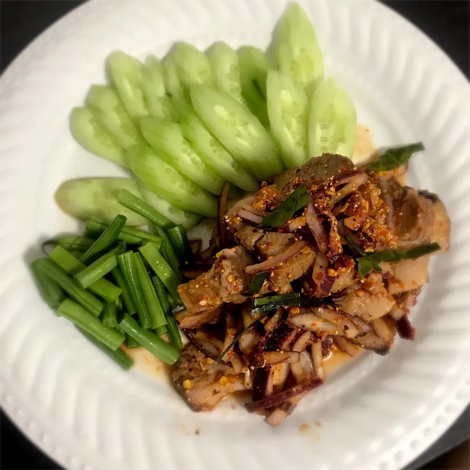 Spicy Grilled Pork Salad 🐷
[น้ำตกหมู]|Beary_Nさん