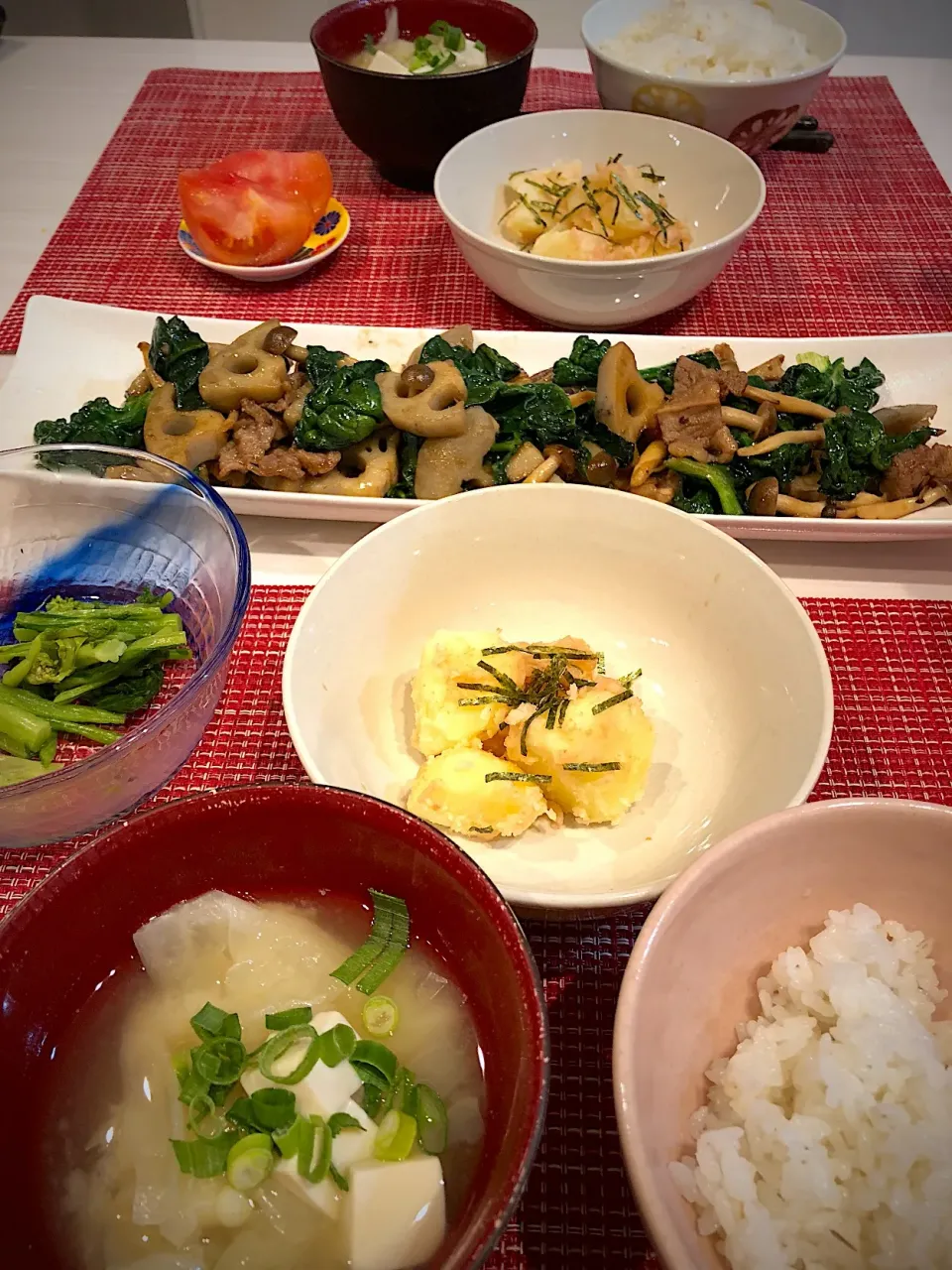 レンコン牛肉しめじ法蓮草の甘辛炒め  粉ふきいも明太子味  白菜の味噌汁  トマト|キヨさん