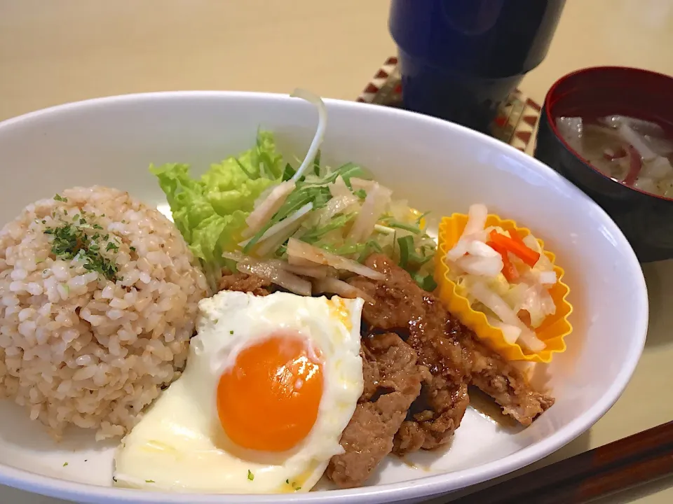 3／5昼食  #昼ごはん  #ワンプレートランチ 
•トンテキ/目玉焼き/サラダ/浅漬け/玄米ごはん •昨夜のスープ •コーヒー|おさんどんさん