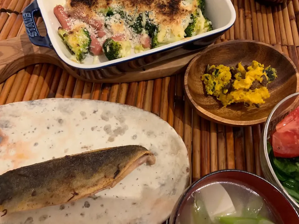 Snapdishの料理写真:きょうの夜ごはん#ほっけのムニエル#かぼちゃとレーズンのサラダ#ほうれん草とトマトのサラダ#ウィンナーとブロッコリーのマヨパン粉焼き#長ネギと豆腐の生姜スープ|chachaさん