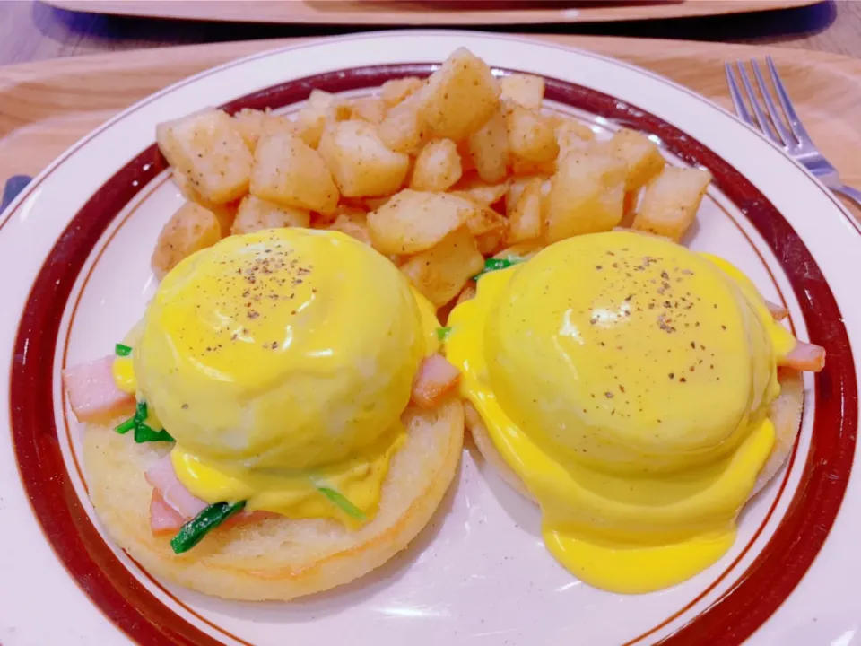 Snapdishの料理写真:Eggs'n Thingsのエッグベネディクト🍳✨|nacchan♪さん