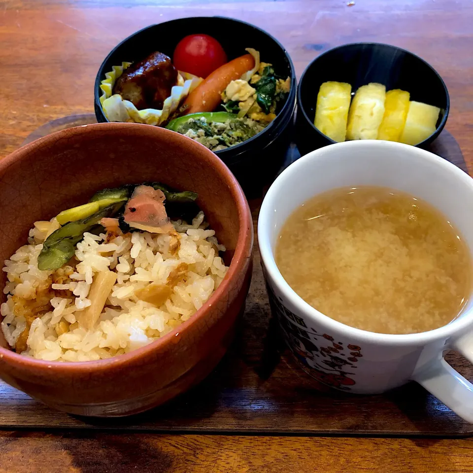 Snapdishの料理写真:事務所ランチ
たけのこご飯|Noriyuki Saitoさん