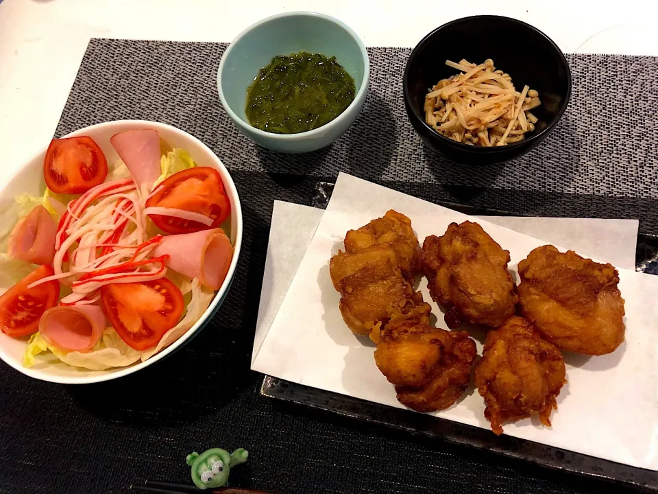 Snapdishの料理写真:#とりの唐揚げ 
 #サラダ 
 #えのきと大根おろしのポン酢和え 
 #めかぶ|ゆぺこさん