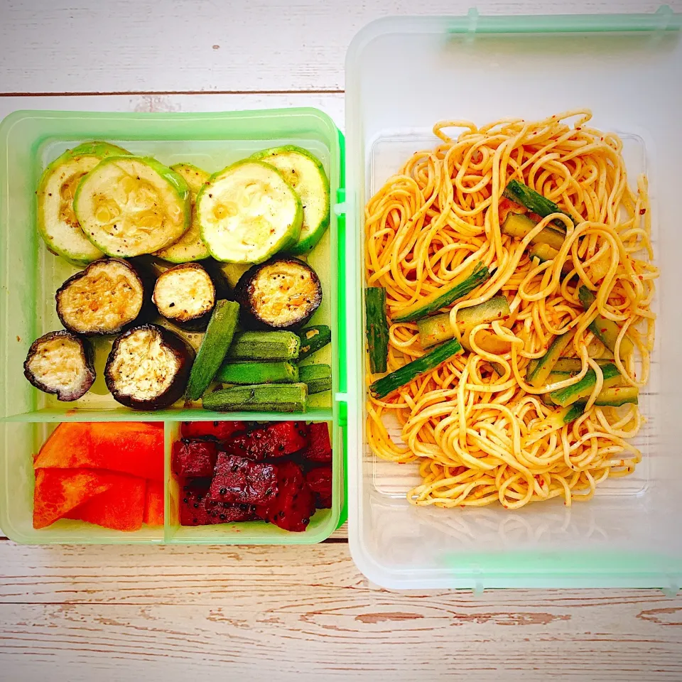 お弁当♪台湾涼麺・野菜のオーブン焼き・フルーツ|キノコ🍄さん