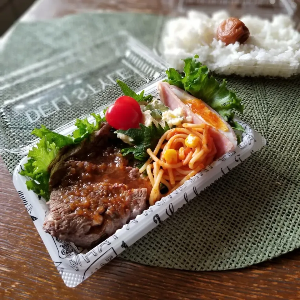 Snapdishの料理写真:牛肩ロースステーキ弁当|しろみ´`*さん