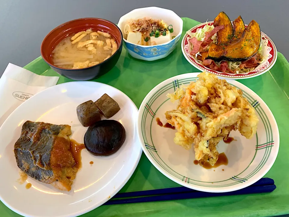 白身魚の味噌だれ焼き、野菜かき揚げ、冷奴、カボチャとベーコンのサラダ、味噌汁|Tadahiko Watanabeさん