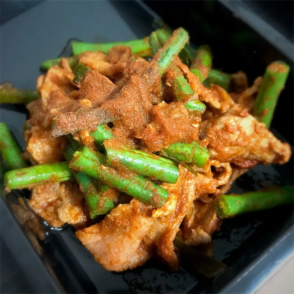 Stir-fried pork with red curry 🐷
[ผัดพริกแกงหมู]|Beary_Nさん