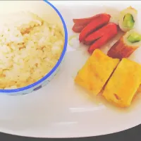 Snapdishの料理写真:【キッズメニューモーニング】

★タコさんウインナー
★ちくキュー
★卵焼き
★ごはん
★緑茶|I am hungry familyさん