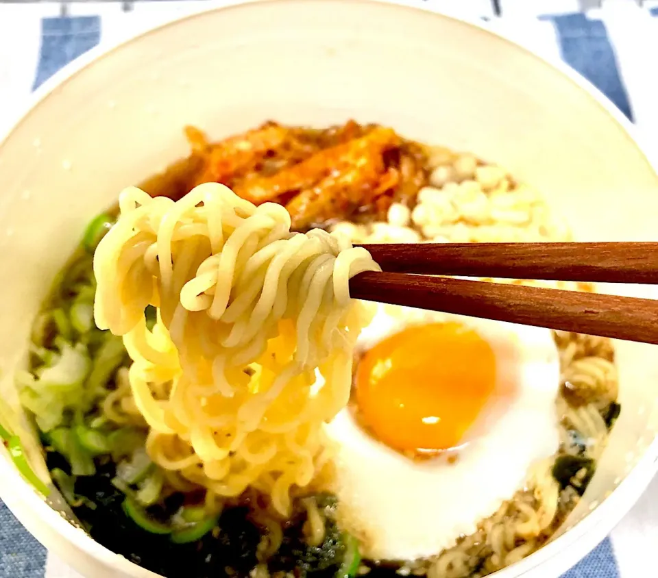 【新発見】#業務スーパー の激安袋麺を #ダイソー の袋ラー麺調理どんぶりで作ったら驚愕のツルツル麺に💦|魚貝ZUCKYさん