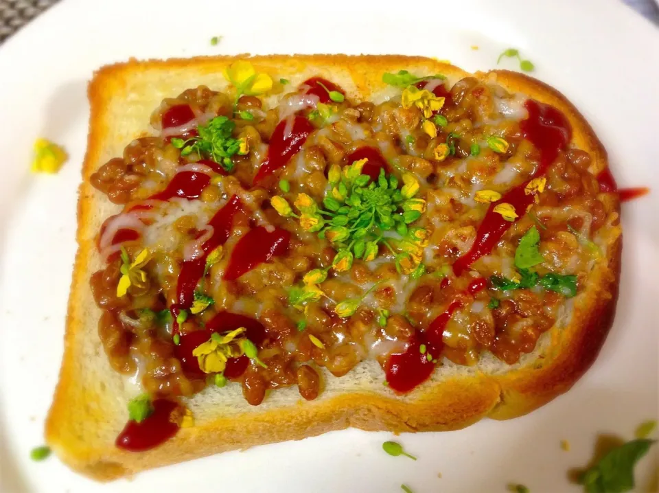 納豆トマト味とチーズで菜の花トースト|Cuisineさん