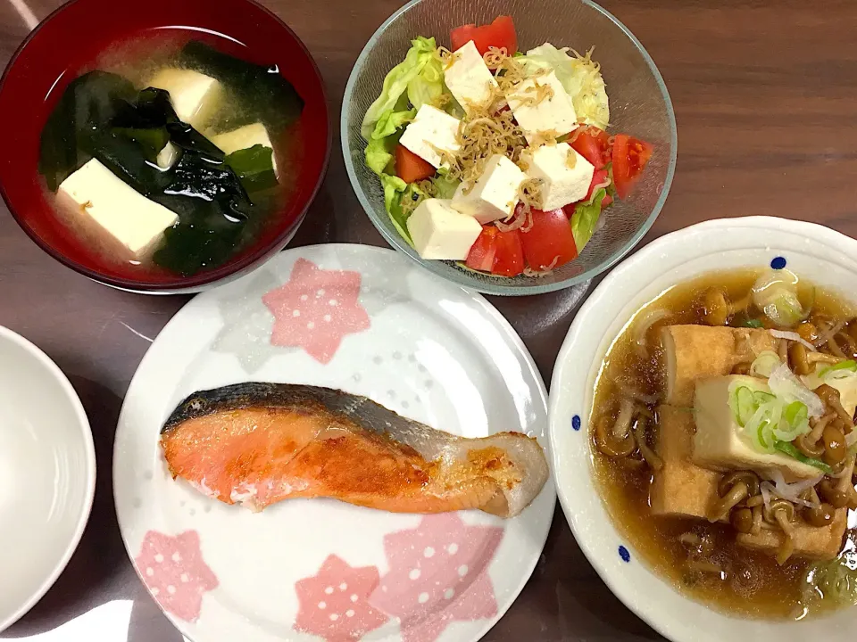 焼き鮭 厚揚げとなめこのトロッと煮 豆腐とトマトじゃこのサラダ 豆腐とわかめの味噌汁|おさむん17さん