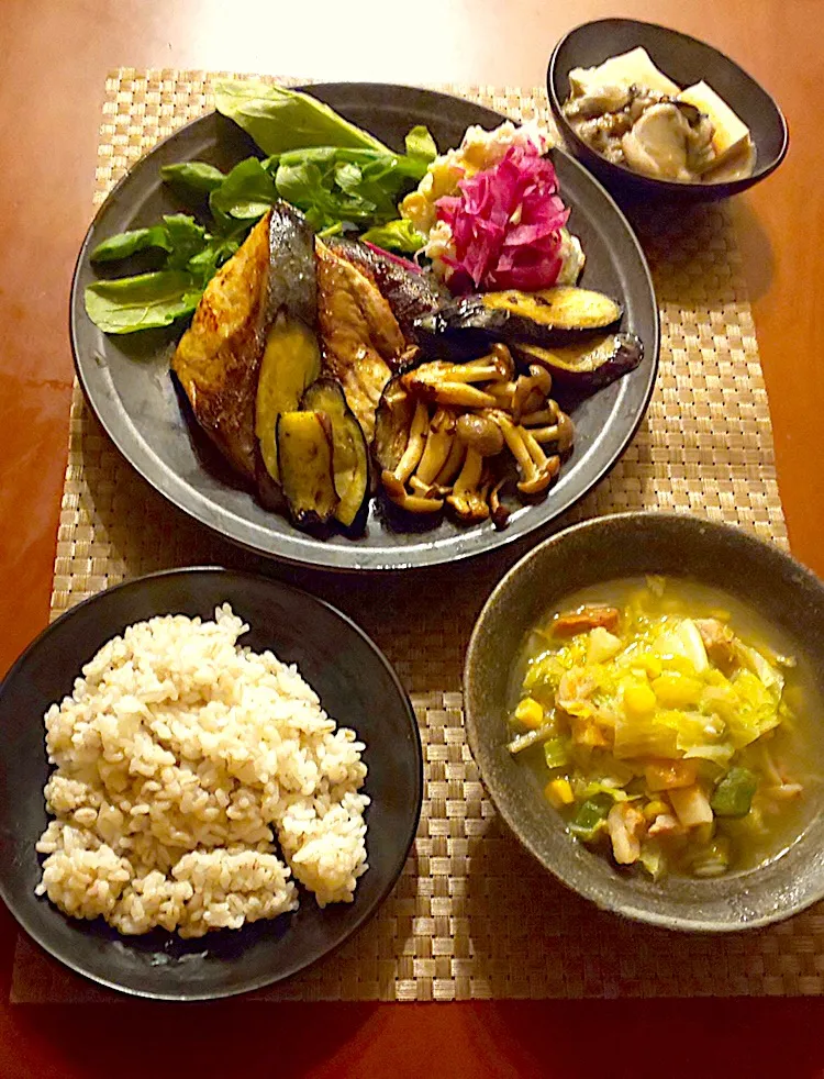 Snapdishの料理写真:Today's Dinner🍴豆腐と牡蠣の胡麻だれﾎﾟﾝ酢･刻みﾎﾟﾄﾌｩ･鰤のﾑﾆｴﾙw/しめじと茄子のｿﾃｰ･お野菜たっぷりﾎﾟﾃﾄｻﾗﾀﾞ|🌈Ami🍻さん