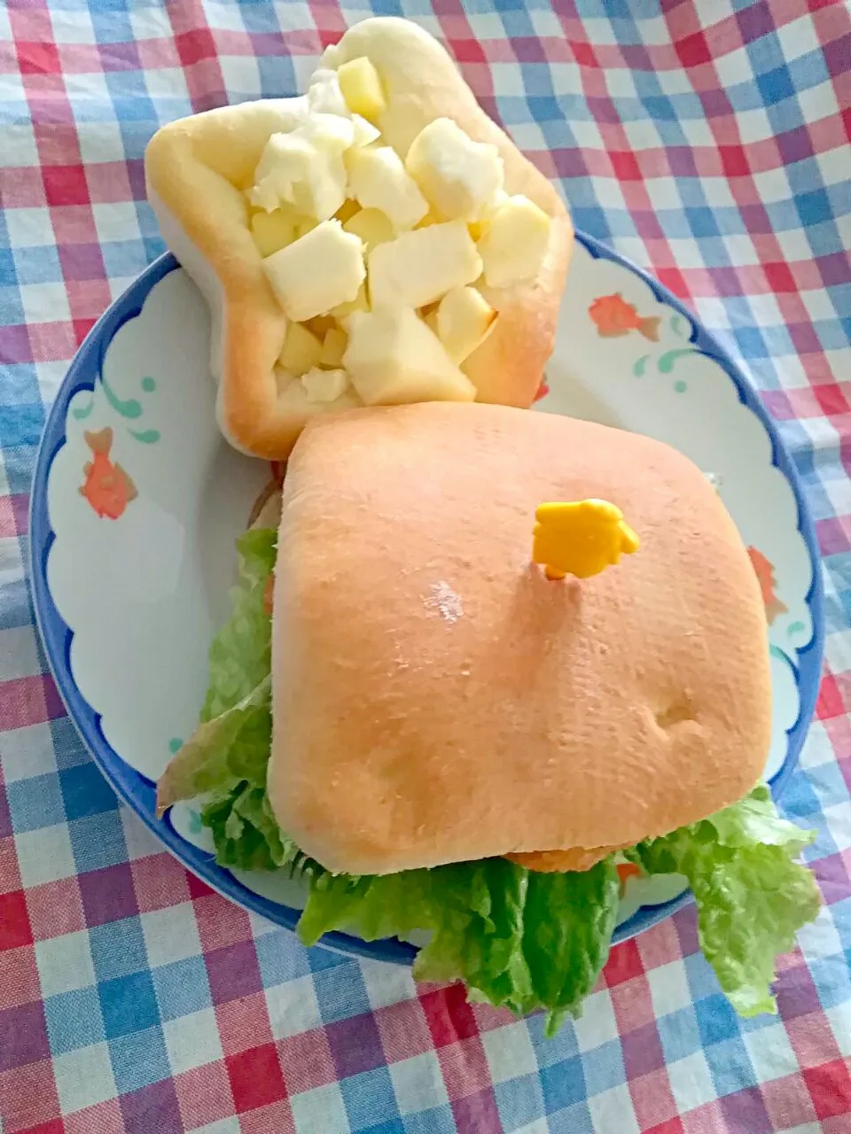 四角いチキンフィレバーガー🍔&星型チーズパン|cocco+さん