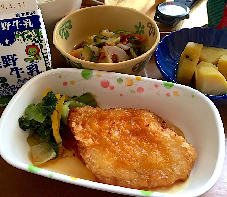 アル中病棟の昼ごはん☀️☀️☀️
ごはん🍚  揚げ魚の柚子風味🐟  のり佃和え
さつま芋の甘煮🍠  牛乳🥛|ぽんたさん