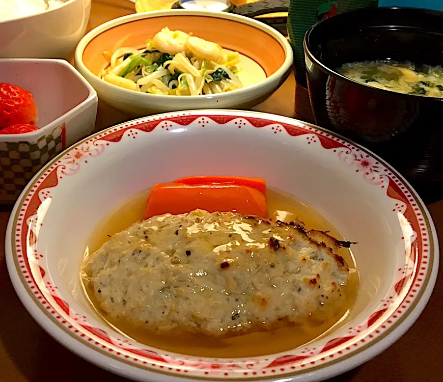 Snapdishの料理写真:アル中病棟の晩ごはん⭐️⭐️⭐️
ごはん🍚  かき玉汁🥚  豆腐ハンバーグ  小松菜ねぎ和え🥬  いちご🍓|ぽんたさん