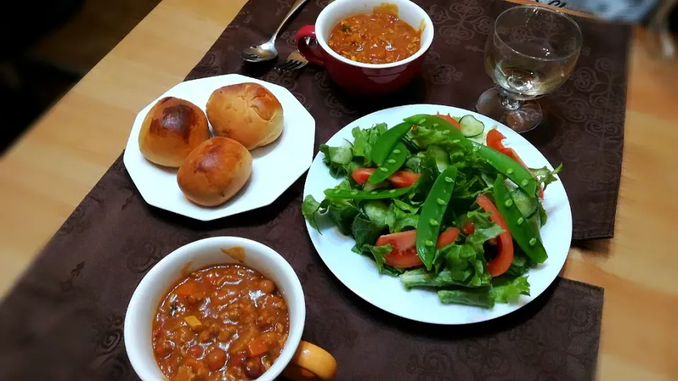 Snapdishの料理写真:トマトの豆カレーとスナップえんどうのサラダ|洋子さん