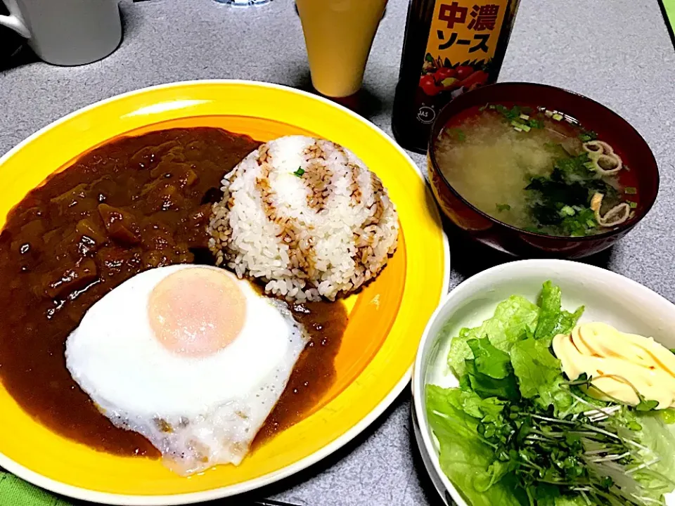 Snapdishの料理写真:ヤッターー！目玉焼きが(ターンオーバーじゃないやつ)のってるーー！ #夕飯 目玉焼きカレーライス(ソースはご飯の方にかける派です)、レタス豆苗サラダ、麩わかめ味噌汁|ms903さん