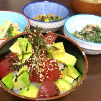 Snapdishの料理写真:漬けまぐろアボカド丼|chobicmさん