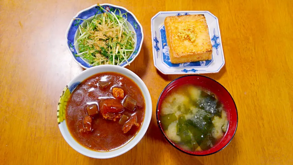 ２月２６日　牛すじとこんにゃくのぼっかけ丼　水菜サラダ　厚揚げ　お味噌汁|いもこ。さん