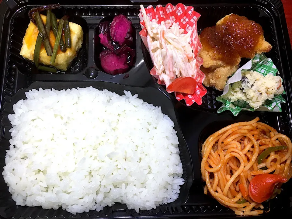 Snapdishの料理写真:鶏のから揚げおろしソース 日替わり弁当 宅配ランチ 豊川市配達|Naokazu Kuritaさん