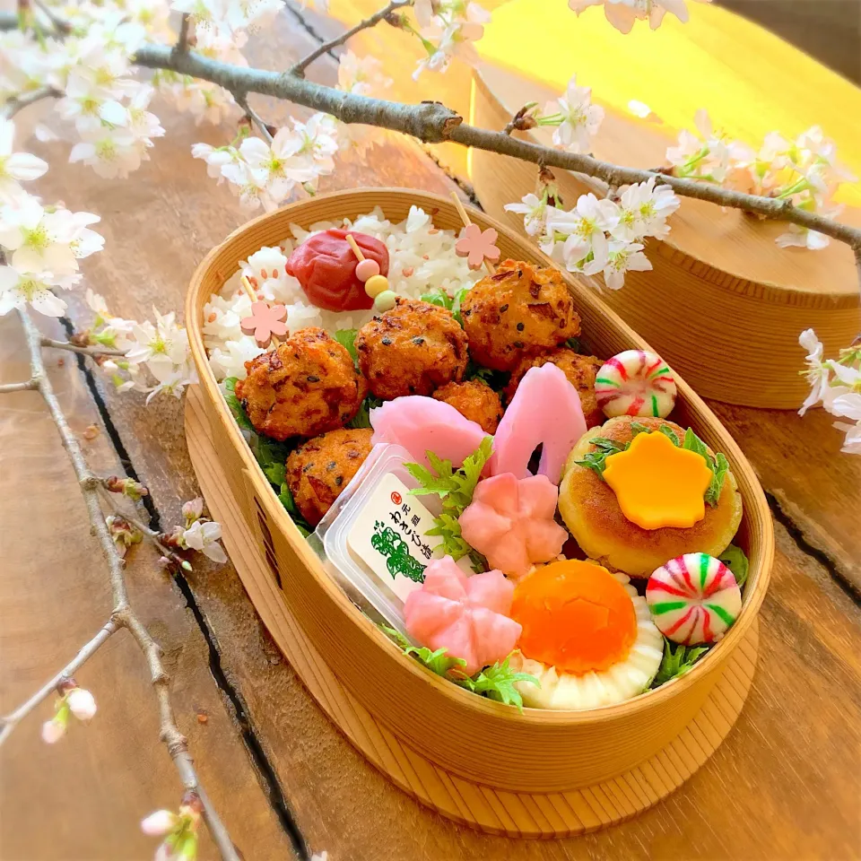 Snapdishの料理写真:鶏団子串でお花見風弁当🌸🌸🌸|呑兵衛料理家 おねこさん