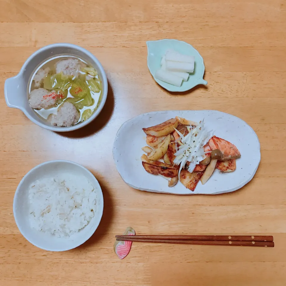 鮭とポテトの炒め物🥔
春キャベツと鶏だんごのスープ🥄|ちゃみこさん