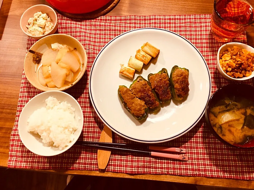 Snapdishの料理写真:ピーマンの肉詰め、大根と油揚げの含み煮、キムチ納豆、アボカド のツナサラダ、味噌汁|ありかさん