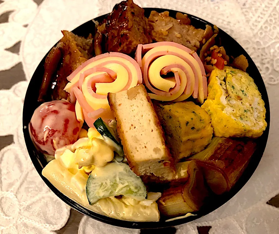 三月七日本日の息子弁当🍱ハンバーグ🥘五目ガンモ焼き🥘厚焼き玉子🥚きんぴらゴボウ🍄ハムチーズ巻きまき🧀 #snapdish  #macaroni  #息子弁当  #札幌  #中島公園  #ハンバーグ  #五目ガンモ  #厚焼き玉子  #きんぴらごぼう  #ハムチーズ  #まきまき|Yukie  Toriseさん