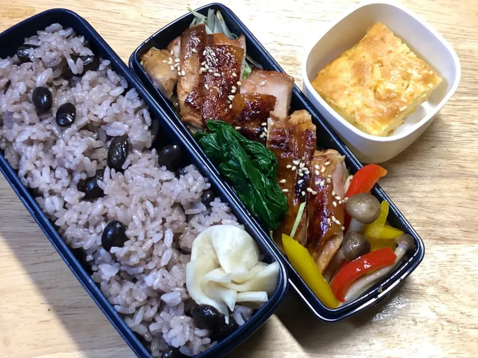 Snapdishの料理写真:鶏のさっぱり焼き 弁当。パイナップルの芯のケーキ添え。黒豆の炊き込みご飯で。|弁当 備忘録さん