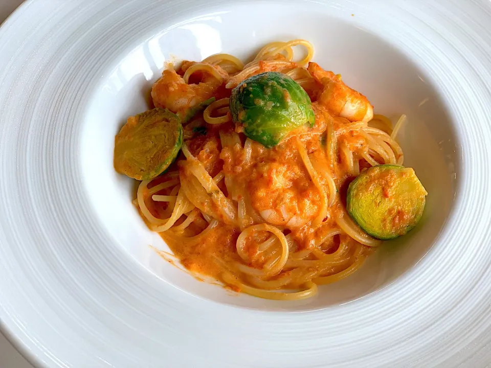 エビと芽キャベツのトマトクリームソースパスタ|なお。さん