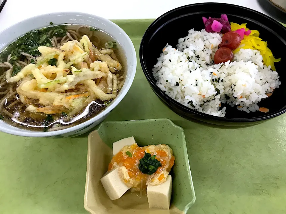 今日の昼餉は某有名エンジンメーカーの社員食堂でかき揚げ蕎麦とわかめご飯どす。漬物バイキング有ったけどわかめご飯なので控えめにしましたわ✌️|にゃあ（芸名）さん