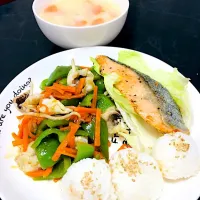 Snapdishの料理写真:シャケのマジックソルト焼き🐠
イカとピーマンのオイスター炒め🦑
油味噌おにぎり🍙
野菜の白味噌汁✨|ぶっちゃるんさん