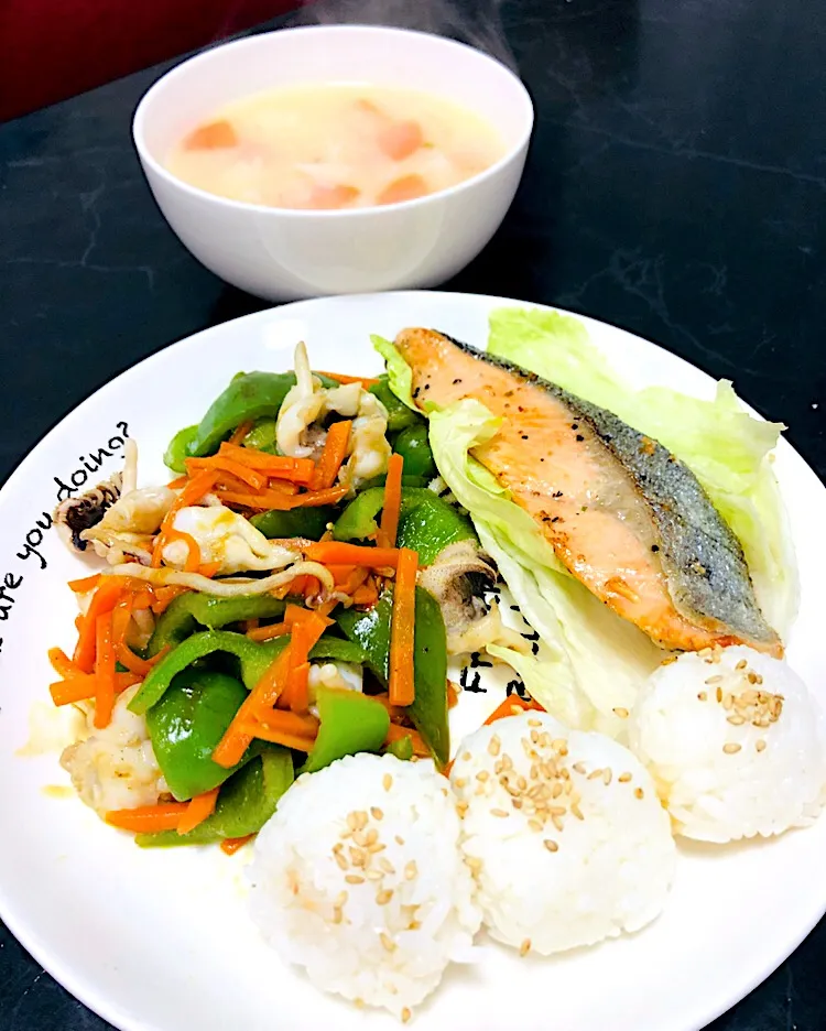 シャケのマジックソルト焼き🐠
イカとピーマンのオイスター炒め🦑
油味噌おにぎり🍙
野菜の白味噌汁✨|ぶっちゃるんさん