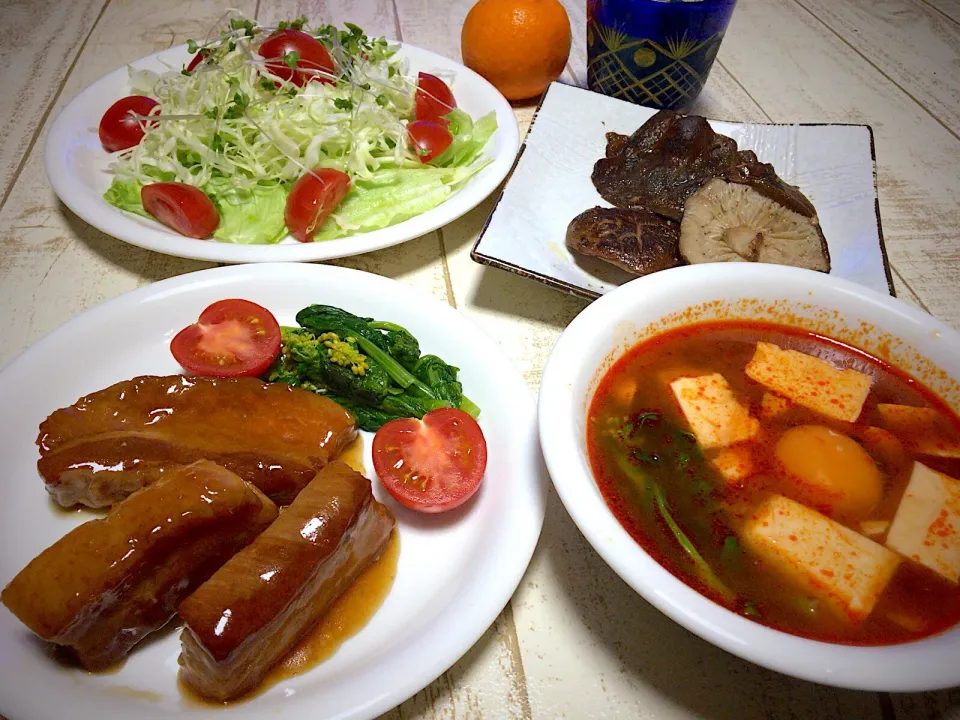 今日の男飯(*･ω･)豚バラの角煮&椎茸のバターとマヨ焼き&プチっとスンドゥブチゲ&サラダ...♪*ﾟ|ひーちゃんさん