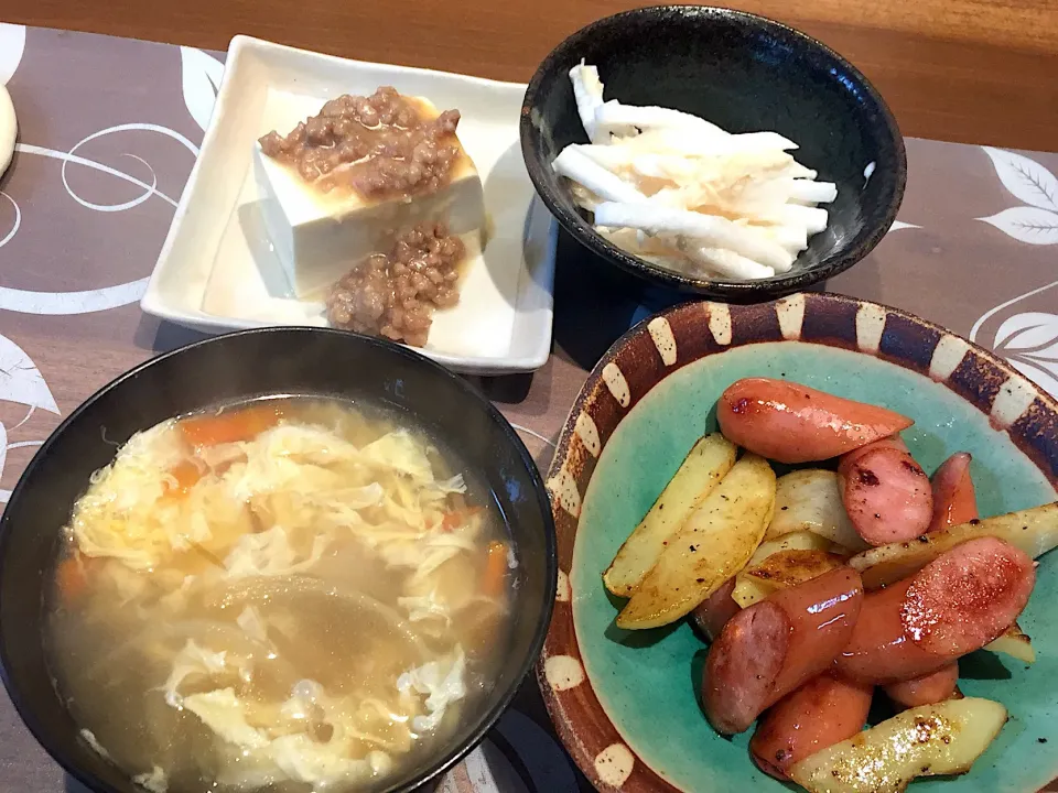 Snapdishの料理写真:晩御飯
ジャーマンポテト、大根ホタテサラダ、豆腐の挽肉味噌、玉ねぎと人参の卵スープ|かよちゃんさん