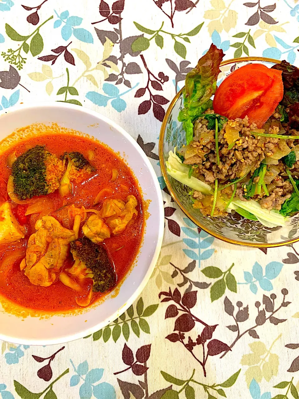 鶏肉のトマト煮込み🍅
パクチーとひき肉のエスニックサラダ🥗|mayuさん